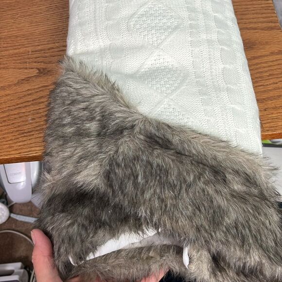 48 Inch Cream Knit/ Gray Faux Fur Tree Skirt. NWT - Picture 5 of 6